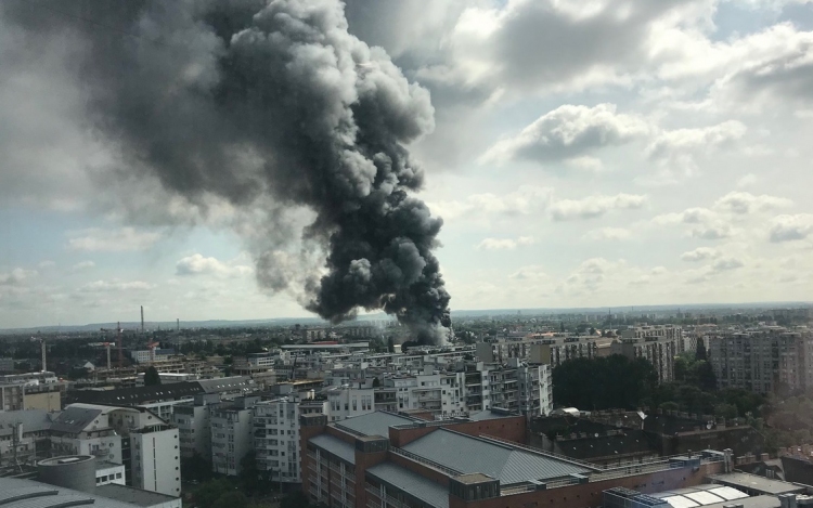 Ég egy háromezer négyzetméteres raktárépület Budapesten