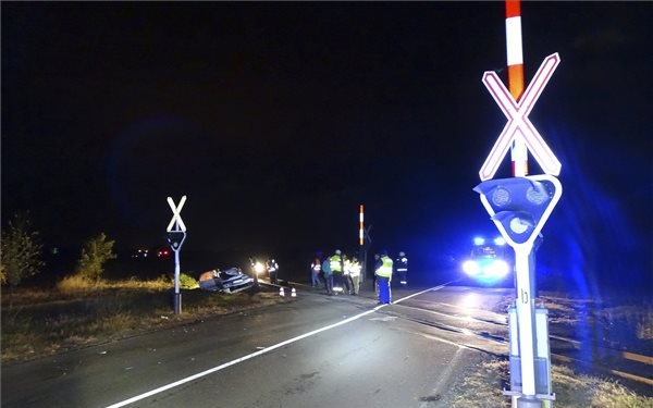 Négyen meghaltak egy székkutasi vasúti átjáróban